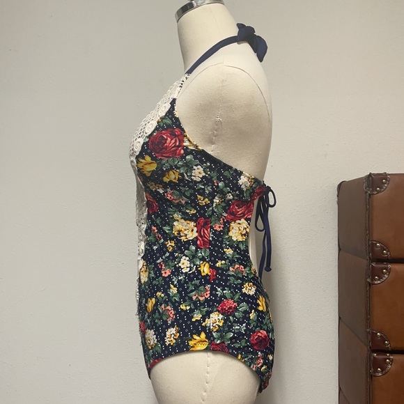 TARGET/MOSSIMO NWT SIZE S NAVY FLORAL CROCHET PLUNGE V-NECK ONE-PIECE SWIMSUIT - Picture 2 of 11